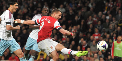 Review: Brace Podolski Kembalikan Arsenal ke Empat Besar