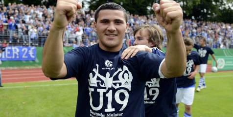 Bek Schalke Ini Akui Dirinya Diminati United