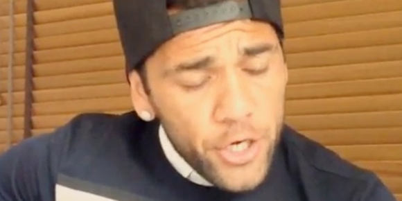 Perangi Rasisme Dani Alves Bermain Gitar