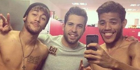 Rampung Latihan, Neymar Sempatkan Ber-Selfie Ria 