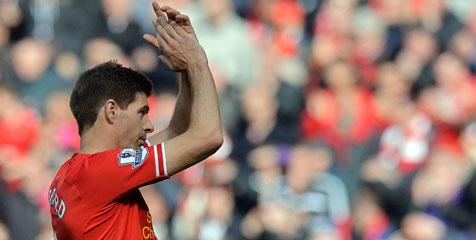 Ejek Gerrard, Fans MU Sewa Pesawat Lintasi Anfield