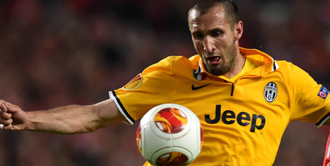 Main Sikut, Chiellini Dibela Prandelli