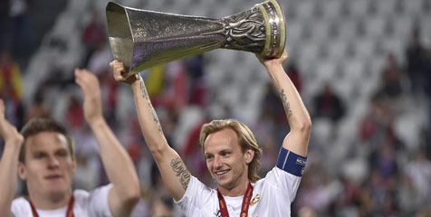 Sevilla Juara Liga Europa, Rakitic Berciuman Dengan Rekannya