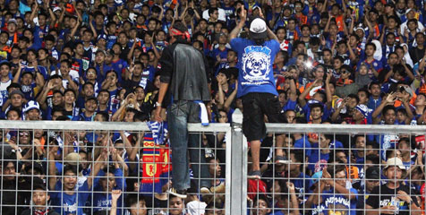 Teror Aremania Tak Buat Persib Gentar 