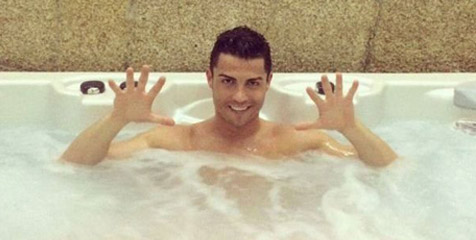 Berendam di Jacuzzi, Ronaldo Rayakan La Decima