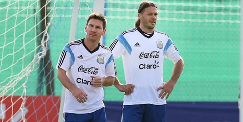 Demichelis Ingin Messi dan Aguero Bermain Sebagai Bek