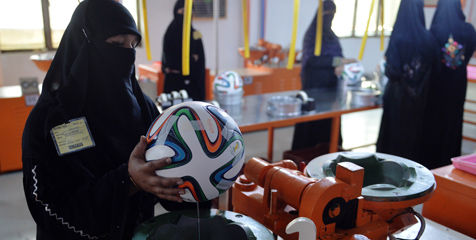 Mengintip Proses Pembuatan Brazuca, Bola Piala Dunia Bikinan Wanita Pakistan