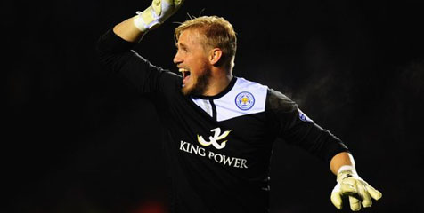 Schmeichel Perpanjang Kontrak
