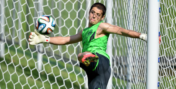 Video: Aksi Menawan Chicharito Sebagai Kiper Meksiko