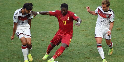 Video: Muntari Bagi-bagi Uang di Jalanan Brasil