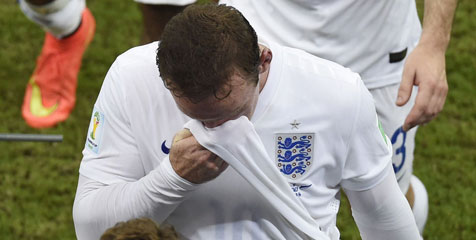 Rooney Dikecam, Van Persie Pasang Badan