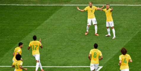 Review: Neymar Antarkan Brasil Gilas Kamerun