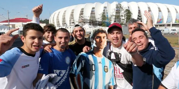 Kumpul di Luar Stadion, Fans Bernyanyi untuk Ultah Messi 