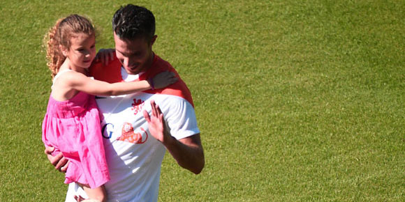 Santai, Van Persie Ajak Sang Buah Hati Imut Ikut Berlatih