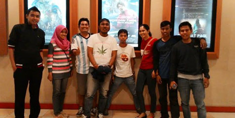 Suporter PSM Nonton Bareng Film Cahaya dari Timur