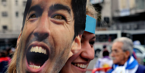FIFA Bantah Larang Topeng Suarez 