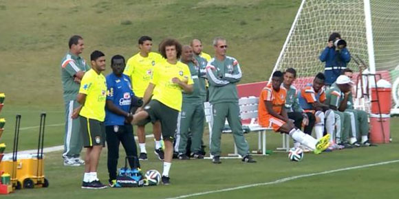 Rangkaian Kejahilan David Luiz di Sesi Latihan Brasil 