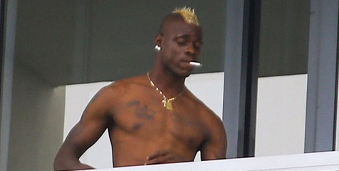 Balotelli Ketahuan Merokok Lagi