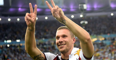 Pulang ke Jerman, Podolski 'Bajak' Pesawat 