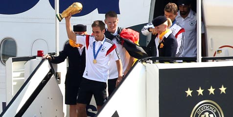 Lahm dan Gotze Larut Dalam Pesta Jerman