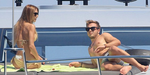 Usai Juara Dunia, Gotze dan Kekasih Berjemur di Ibiza