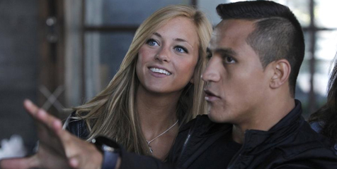 Rayakan Debut, Pacar Alexis Sanchez Pajang Foto Selfie