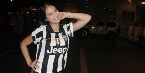 Empat Pemain Juventus Dikalungi Bunga Oleh Pevita Pearce
