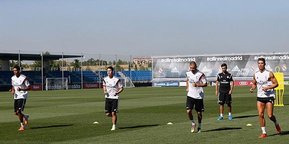 Galeri: Ronaldo Sambut James di Latihan Madrid