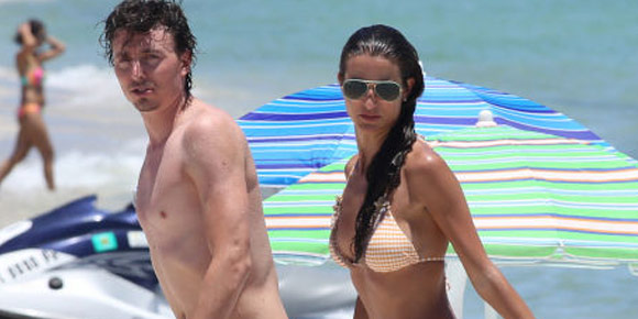 Montolivo dan Istrinya Yang Seksi di Pantai Miami