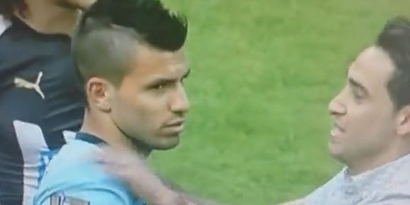 Nekat Masuk Lapangan, Fans Ini Cium Aguero 