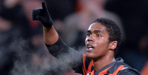 Milan Coba Dapatkan Douglas Costa