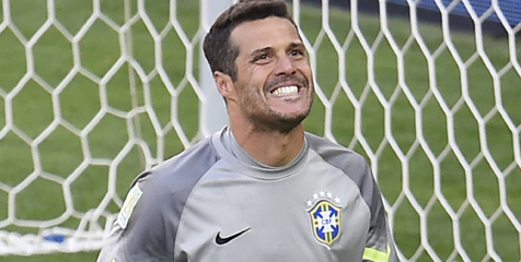 Dilepas QPR, Julio Cesar Merapat ke Benfica