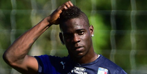 Selesaikan Transfer Balotelli, Raiola Terbang ke Liverpool