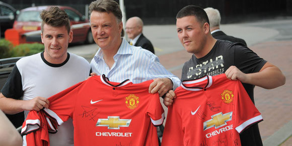 Galeri: Van Gaal Bubuhkan Tanda Tangan dan Selfie Dengan Fans United Galeri: Van Gaal Bubuhkan Tanda Tangan dan Selfie Dengan Fans United