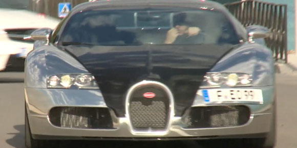 Latihan, Benzema Tumpangi Bugatti Veyron Seharga 30 Miliar