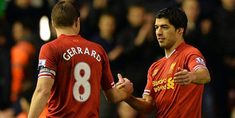 Gerrard Dapat Hadiah Jersey Spesial Dari Suarez