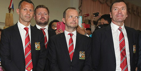 Sukses Belanja Pemain, Fans MU Beri Ed Woodward Kado Istimewa