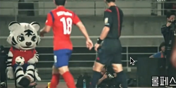 Konyol! Terkena Bola, Maskot Macan Korea Selatan Terjengkang Konyol! Terkena Bola, Maskot Macan Korea Selatan Terjengkang