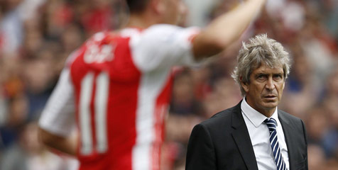 Dua Gol Arsenal 'Ilegal', Pellegrini Kecam Clattenburg