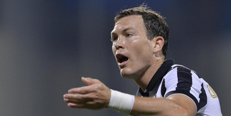 Lichtsteiner: Juve Bertahan Dengan Sebelas Pemain