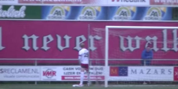 Kiper Ini Tertangkap Basah Kencing di Tengah Laga!