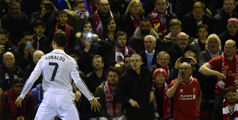 Anfield Beri Aplaus Ronaldo 