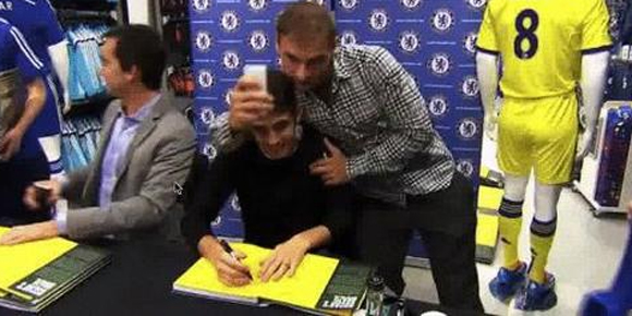 Kocak! Menyamar Jadi Fans Chelsea, Ivanovic Kerjai Oscar