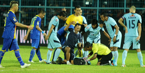 Sempat Pingsan di Tengah Laga Kontra Arema, Eddy Gunawan Baik-Baik Saja