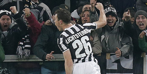 Lichtsteiner ke Arsenal, Juventus Incar Widmer?