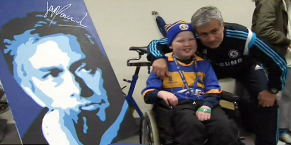 Mourinho Foto Bareng Suporter Cilik Shrewsbury