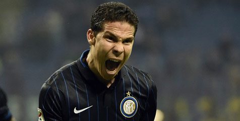 Thohir Diserang, Hernanes Pasang Badan