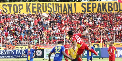 Tak Puas Kinerja Wasit, Suporter Semen Padang Ricuh