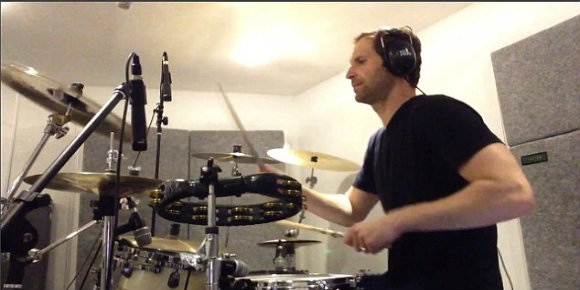 Pamer Skill Bermain Drum, Cech Mainkan lagu Foo Fighters