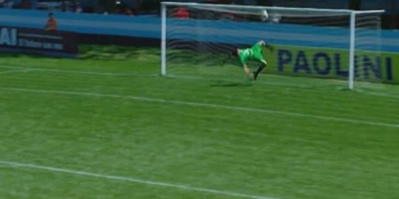 Bicycle Kick, Inikah Penyelamatan Kiper Terkeren di Dunia?